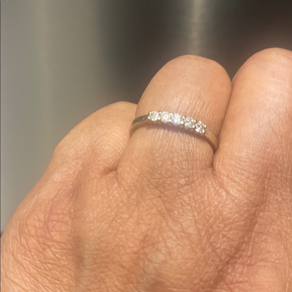 Beautiful Diamond 14k white gold ring with 5 sparkling effy diamond